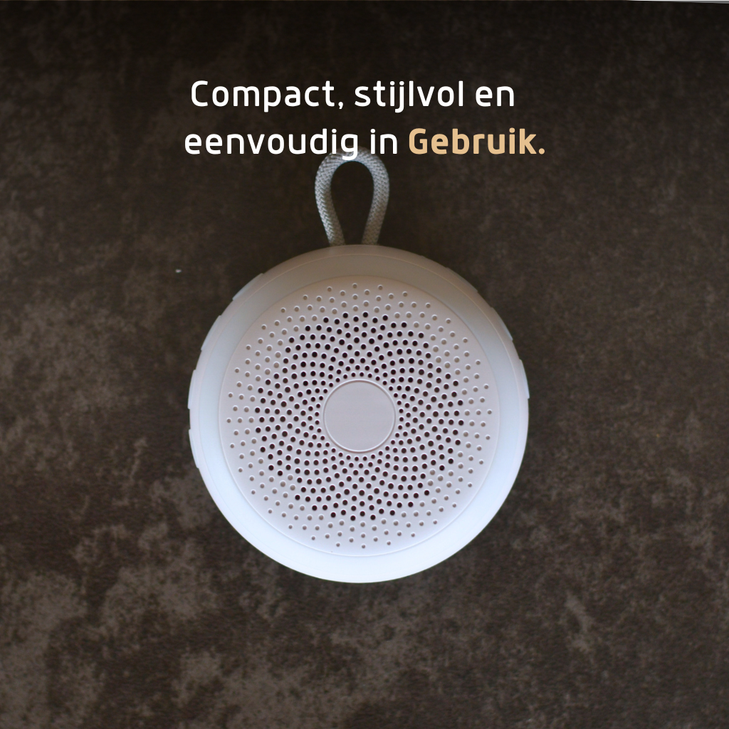Compacte Velini white noise slaaptrainer met warm licht, minimalistisch design op tafel